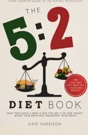 THE 5:2 DIET BOOK : FEAST FOR 5 DAYS A WEEK AND FAST FOR 2 TO LOSE WEIGHT, BOOST YOUR BRAIN AND TRANSFORM YOUR HEALTH